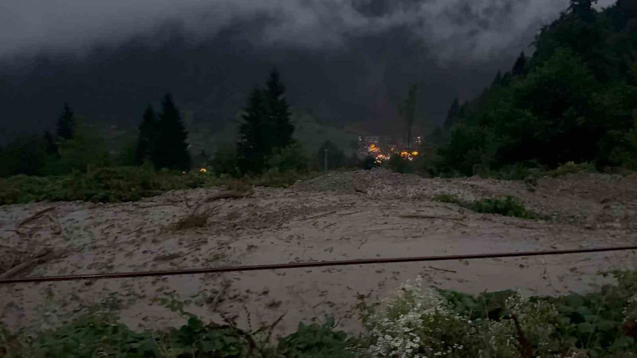 Yağmurun yükselttiği dere Uzungöl yolunu kısa süre kapattı