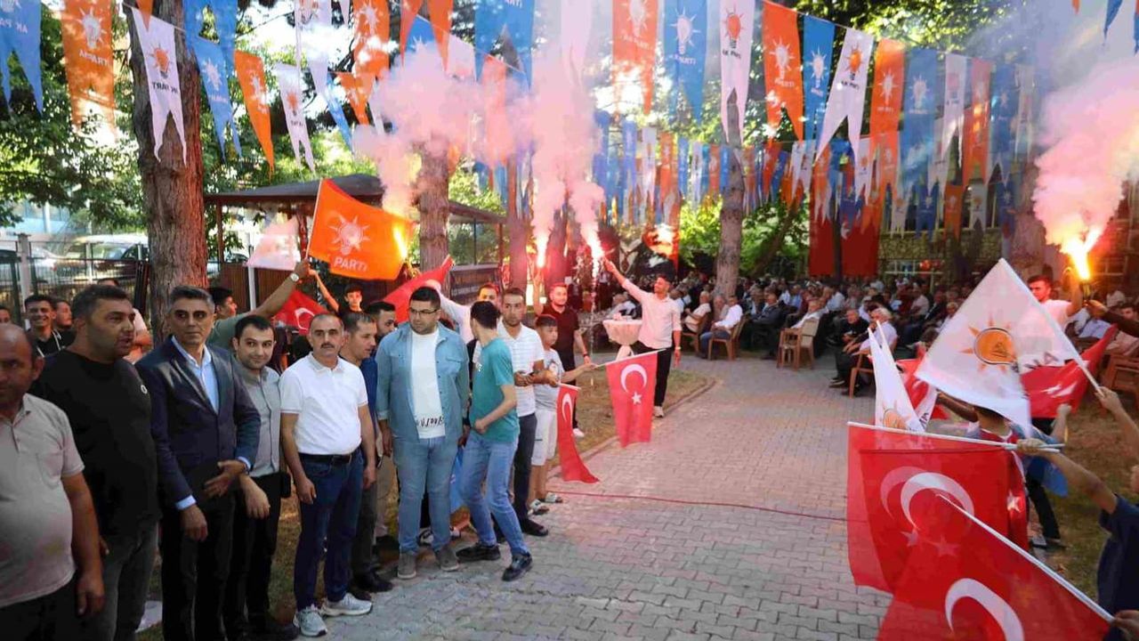 Yahyalı'da rozetlerle güçlenen birlik: AK Parti teşkilatı tek yürek