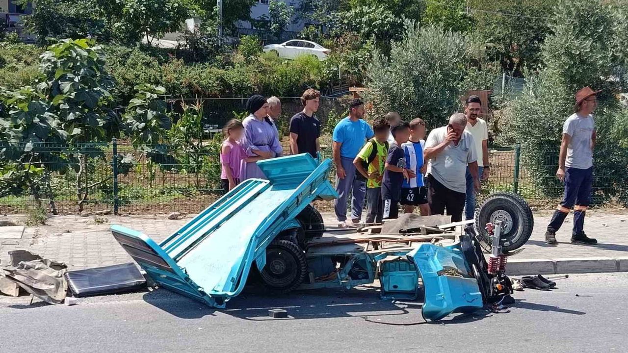 Yakakent'te otomobil ile patpat çarpıştı: 2’si ağır 4 yaralı