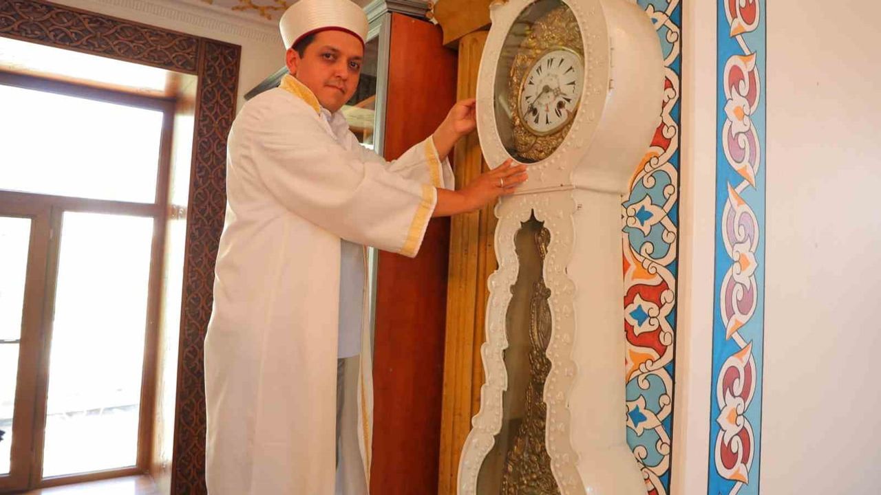 Yaklaşık 97 yıllık kurmalı saat Beyazıtlı Camii'nin duvarında zamana tanıklık ediyor