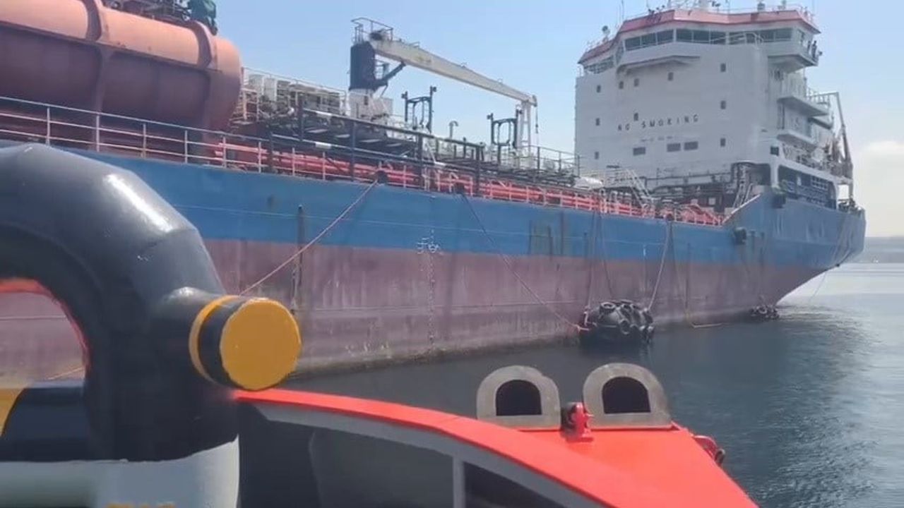 Yalova açıklarında makine arızası yapan tanker güvenli demirleme sahasına çekildi