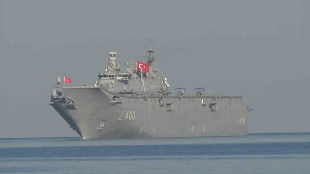 Yalova sahilinde denizden selam: TCG Anadolu ve TCG Heybeliada geçişi