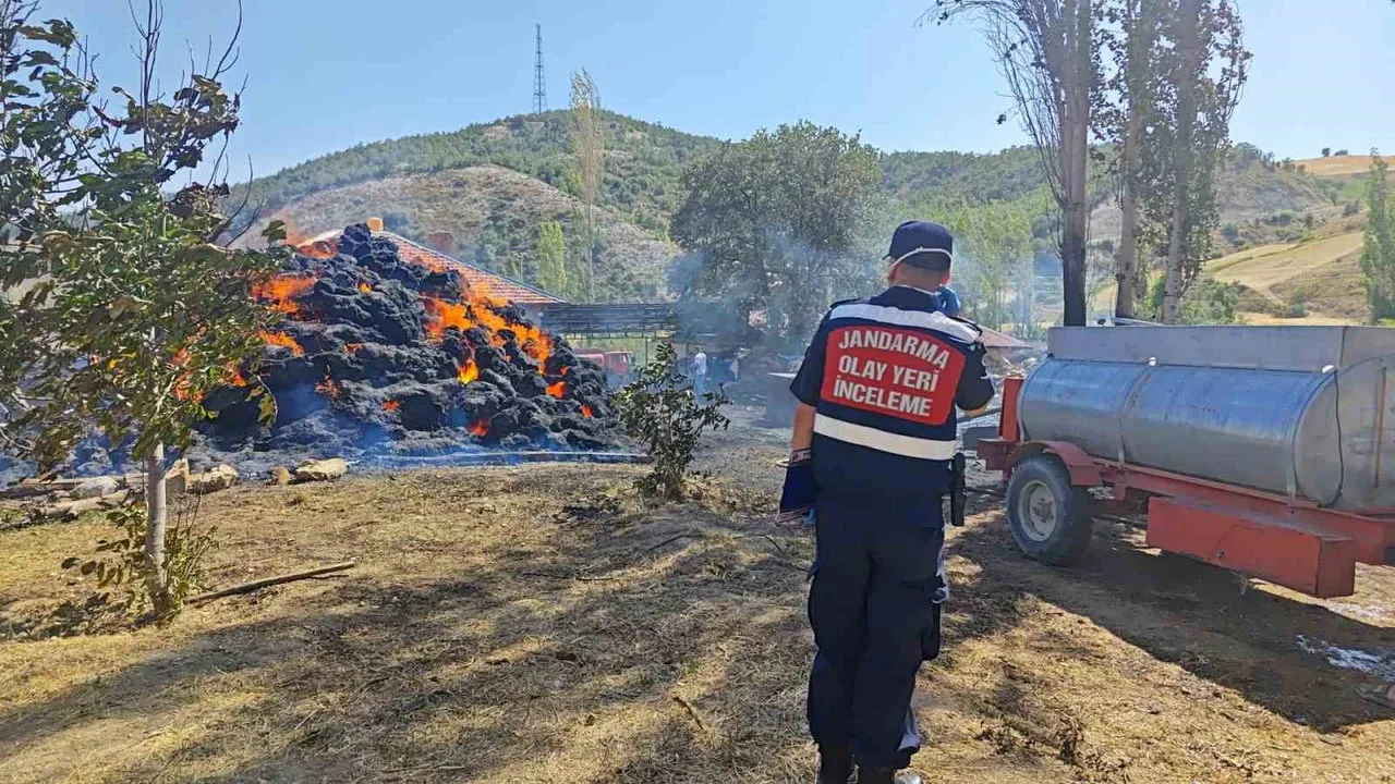 Yalvaç'ta besihanede yangın: binlerce balya ile hububat zarar gördü