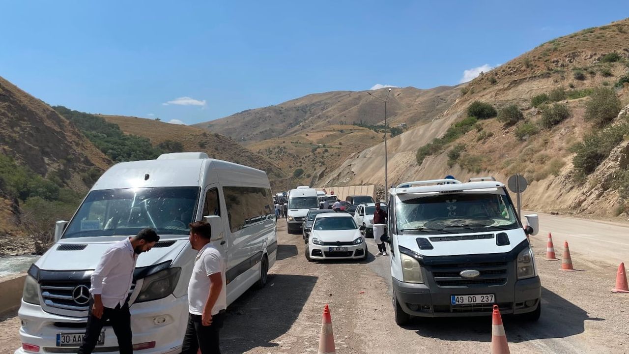 Yamaçtan kopan kaya kütleleri Yeni Tünel mevkisinde trafiği durdurdu
