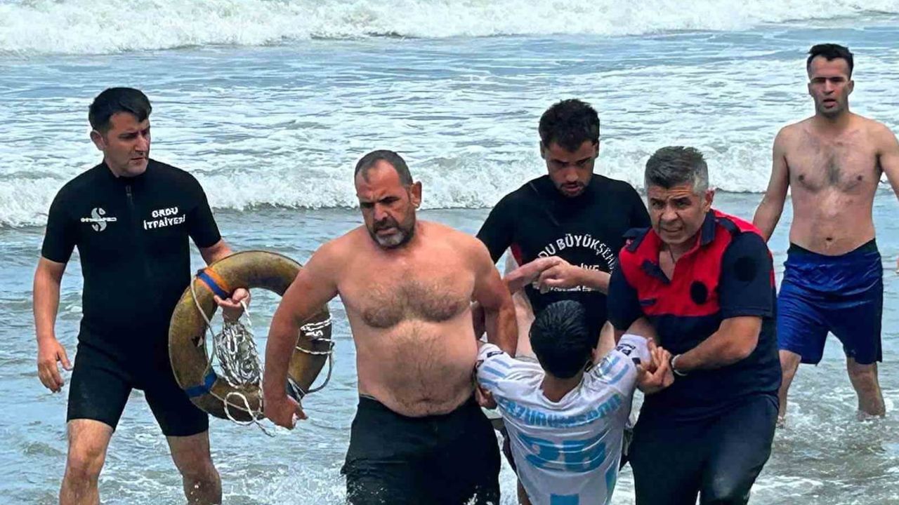 Yasaklı sahilde rip akıntısına kapılan iki kardeş son anda kurtarıldı