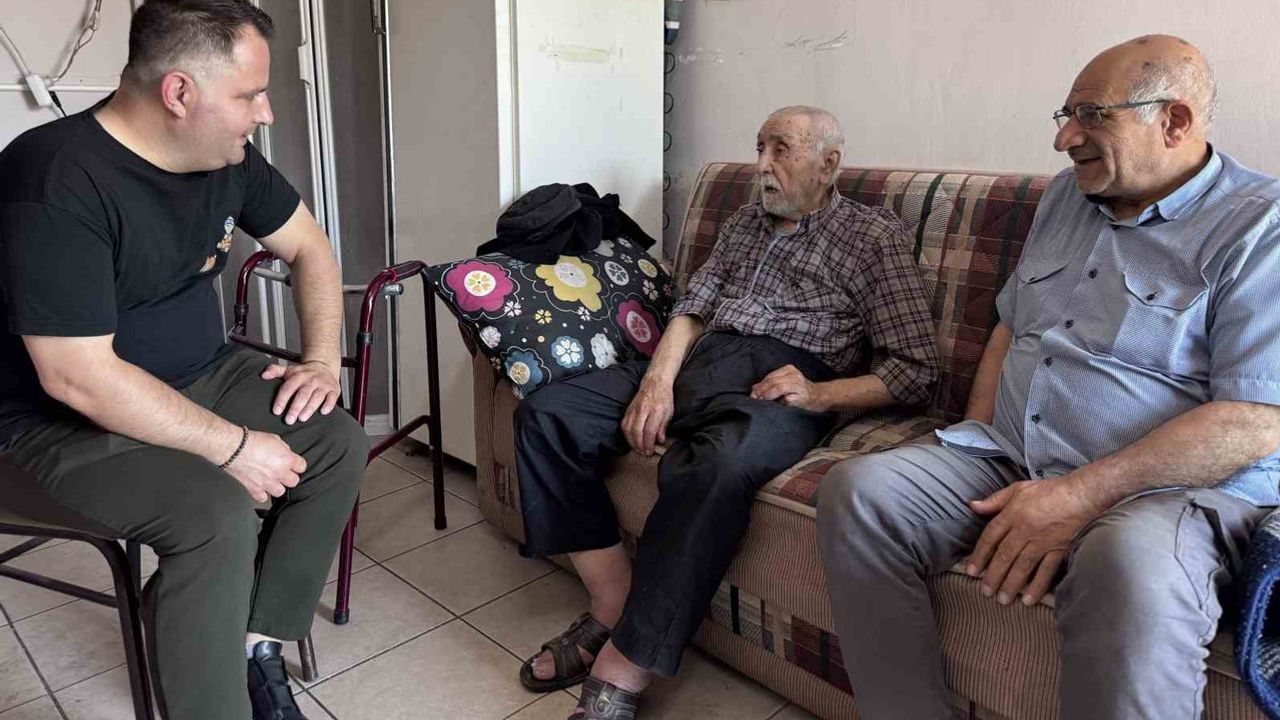 Yaşlı çaycı iş yerinde yaşıyor: huzurevine alınmayan 93 yaşındaki Niyazi Vural'in bekleyişi