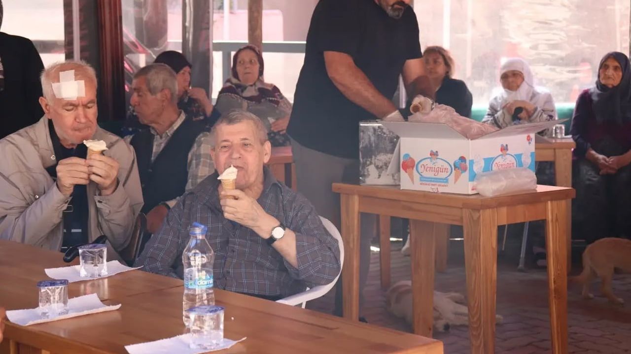 Yaşlılarla tatlı buluşma: huzurevinde dondurma günü