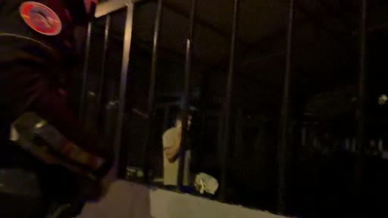 Yatsı namazı sonrası kapıları kapanan camide mahsur kalan vatandaş yardım için taş attı