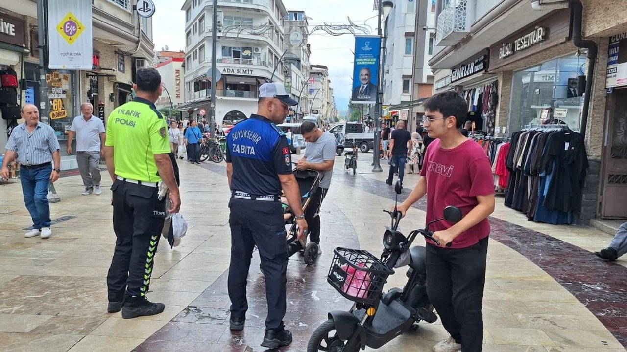 Yaya alanlarında motosiklet ve bisiklet denetimi: 10 sürücüye ceza