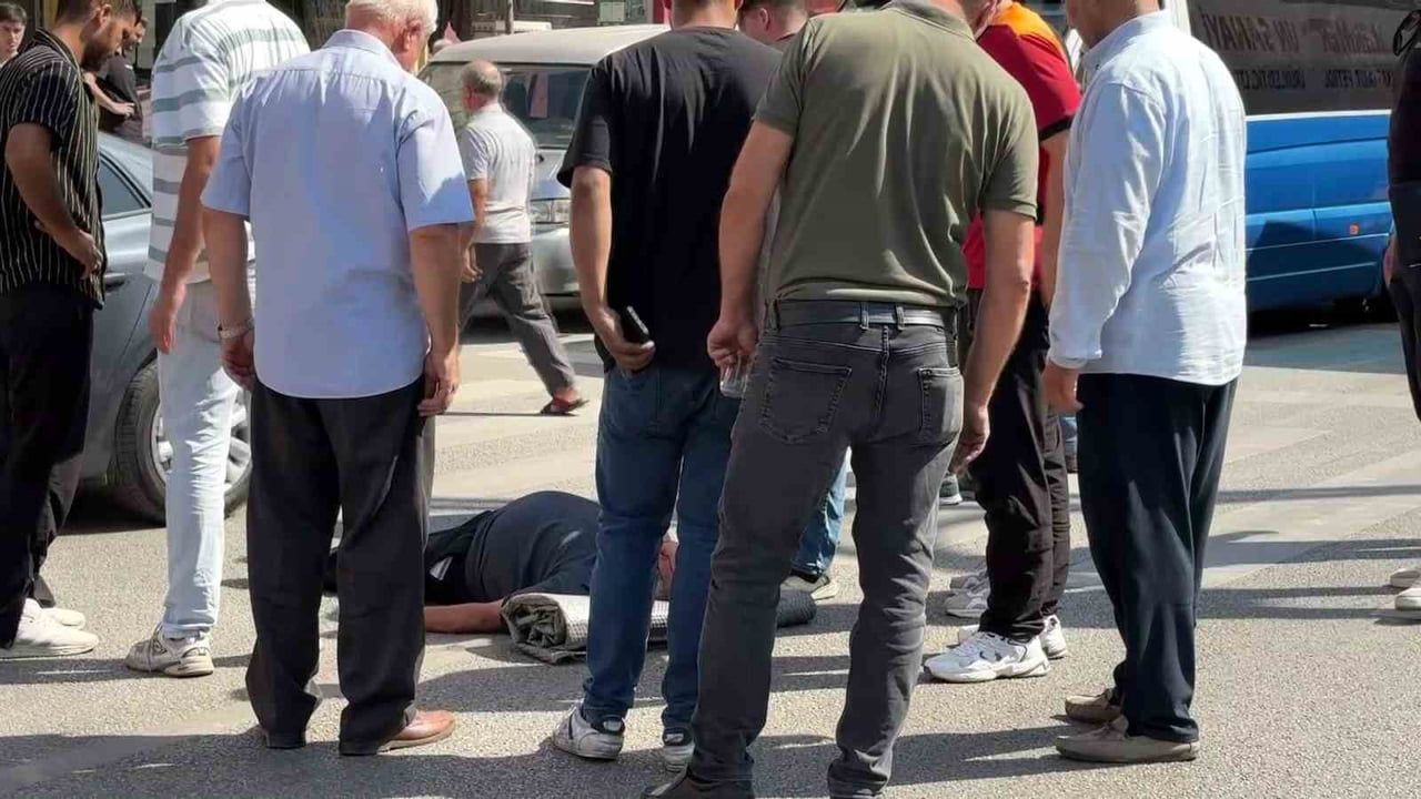 Yaya geçidi anı güvenlik kamerasına yansıdı: 77 yaşındaki adam yaralandı
