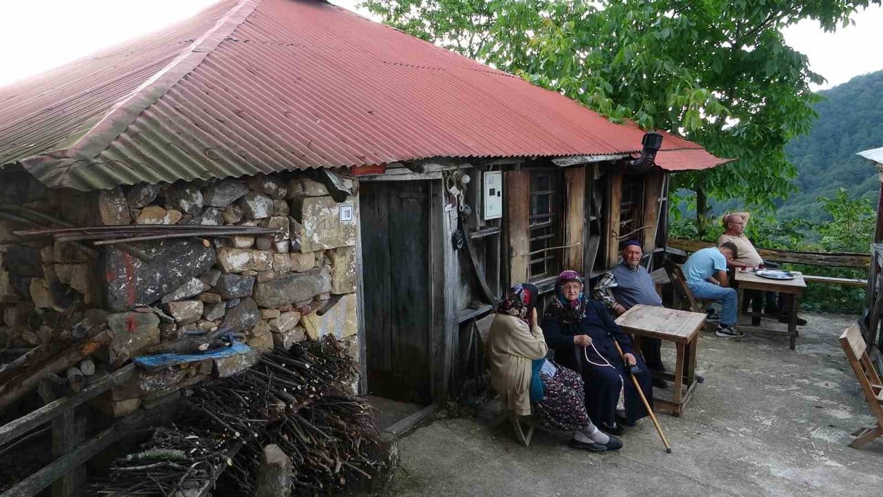 Yayla yolunun 70 yıllık tanığı: Görele’de taş kahvehaneyi yaşatan Osman Koyun vefat etti