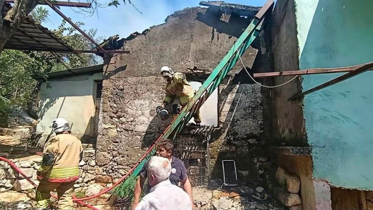 Yayladağı’nda tek katlı ev yangında kullanılamaz hale geldi