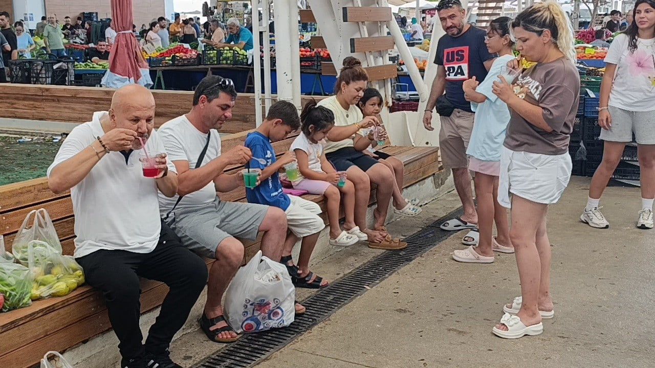 Yaylalardan Manavgat tezgahlarına taşınan doğal kar yazın serinliği oldu