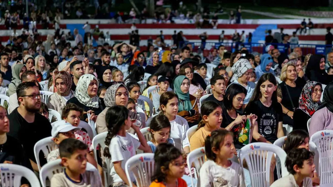 Yaz akşamlarında Esenler’de açık hava sineması keyfi