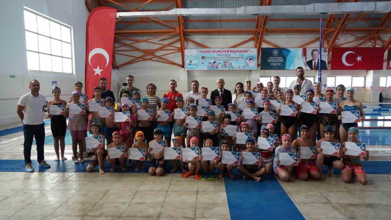 Yaz boyunca kulaç atan minikler başarı belgelerini aldı