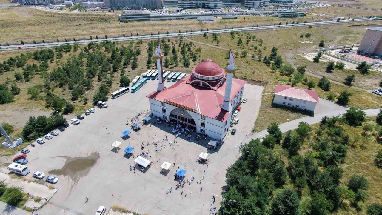 Yaz coşkusu Darülfünun Camii'nde: yüzlerce öğrenci spor ve dua için buluştu