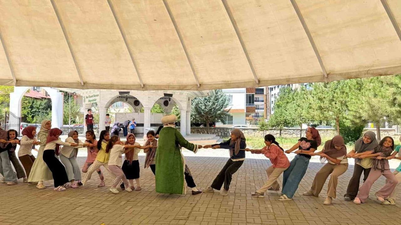 Yaz Kur’an kurslarında Hacivat-Karagöz ile öğrenme ve eğlence