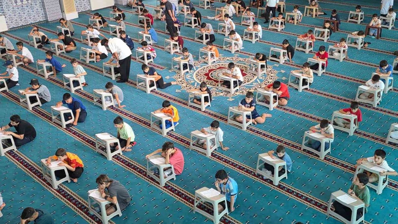 Yaz Kur’an kurslarında öğrenme yarışması: 150 öğrenci Hüsnü Genç Camii’nde yarıştı