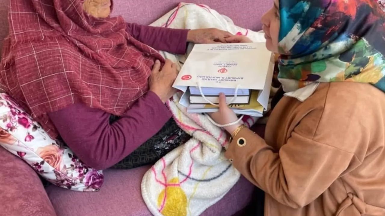 Yaz Kur'an kursu öğrencilerinden büyüklerle dayanışma ziyareti
