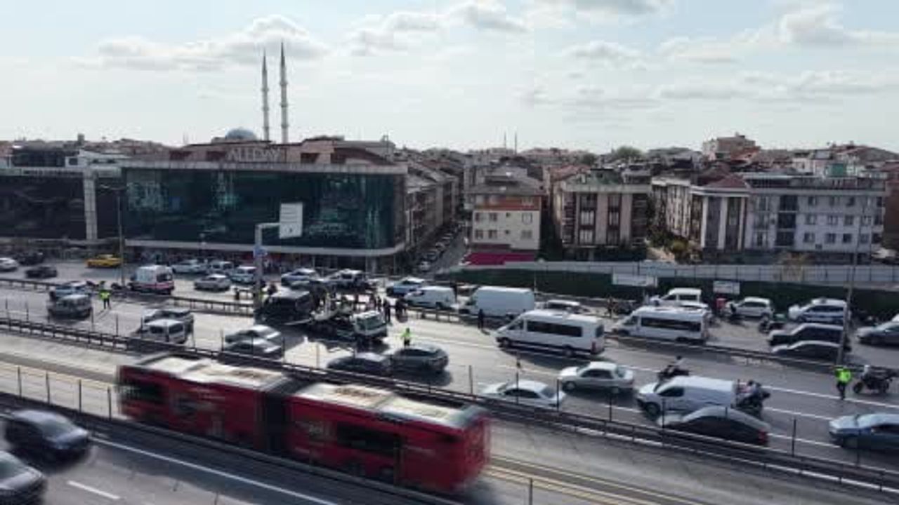 Yaz kursu dönüşünde e-5'te bariyerlere çarpan araç 13 çocuğu yaraladı