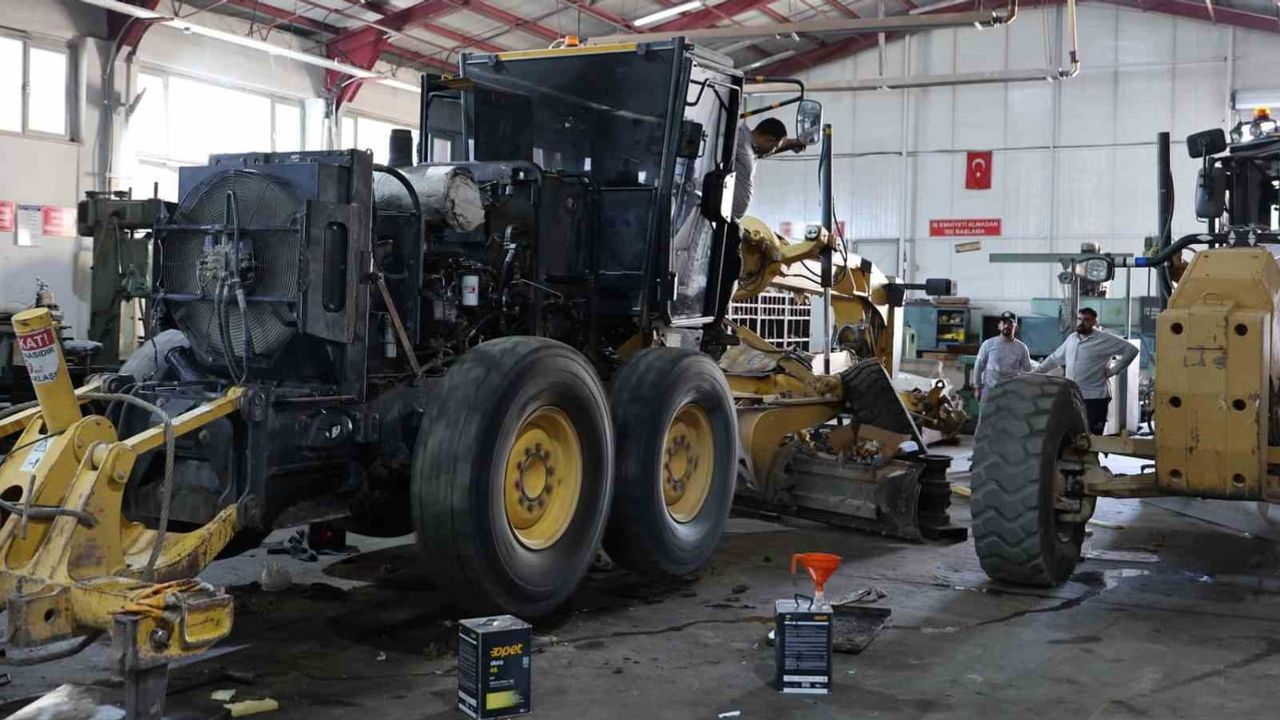 Yaz mesaisinin görünmeyen kahramanları: Elazığ'ın makina ikmal atölyeleri