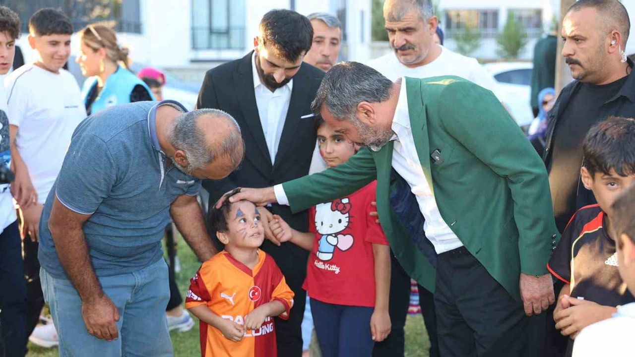 Yaz neşesi Ataşehir'de: Şahin Şerifoğulları çocuklarla buluştu