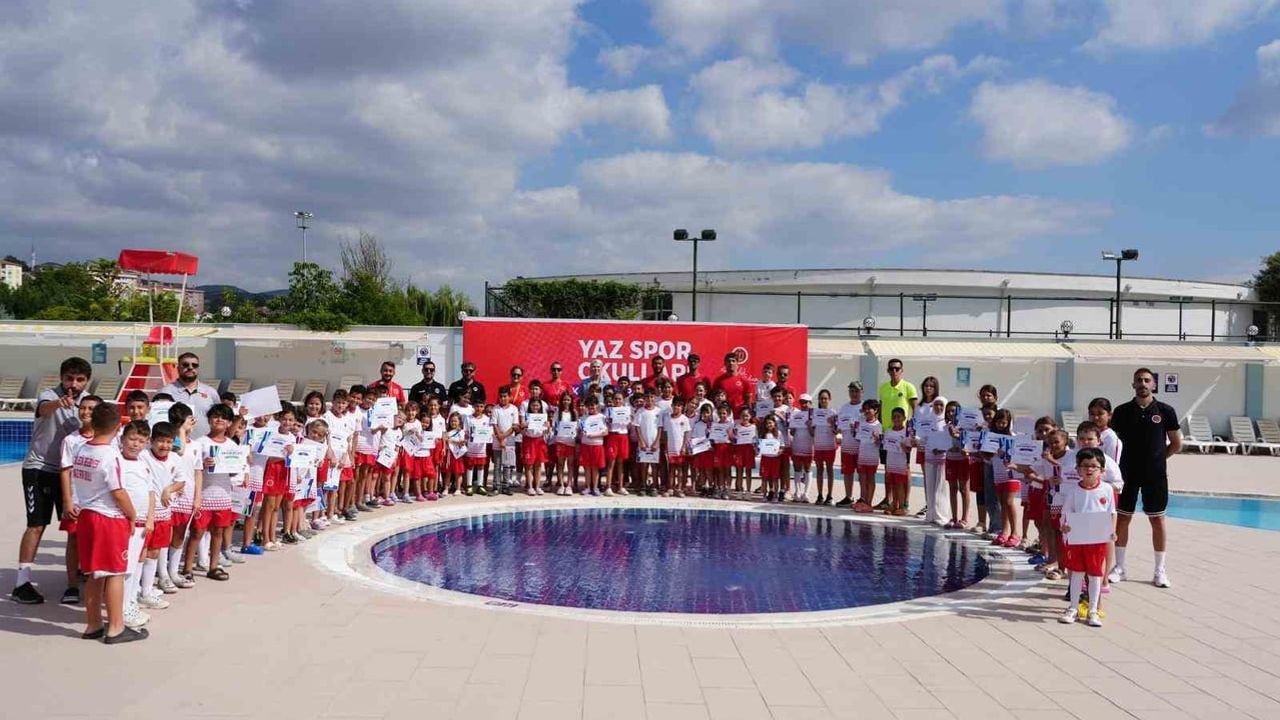 Yaz spor okullarında iki aylık çaba ödüllendirildi: 200 öğrenci sertifika aldı