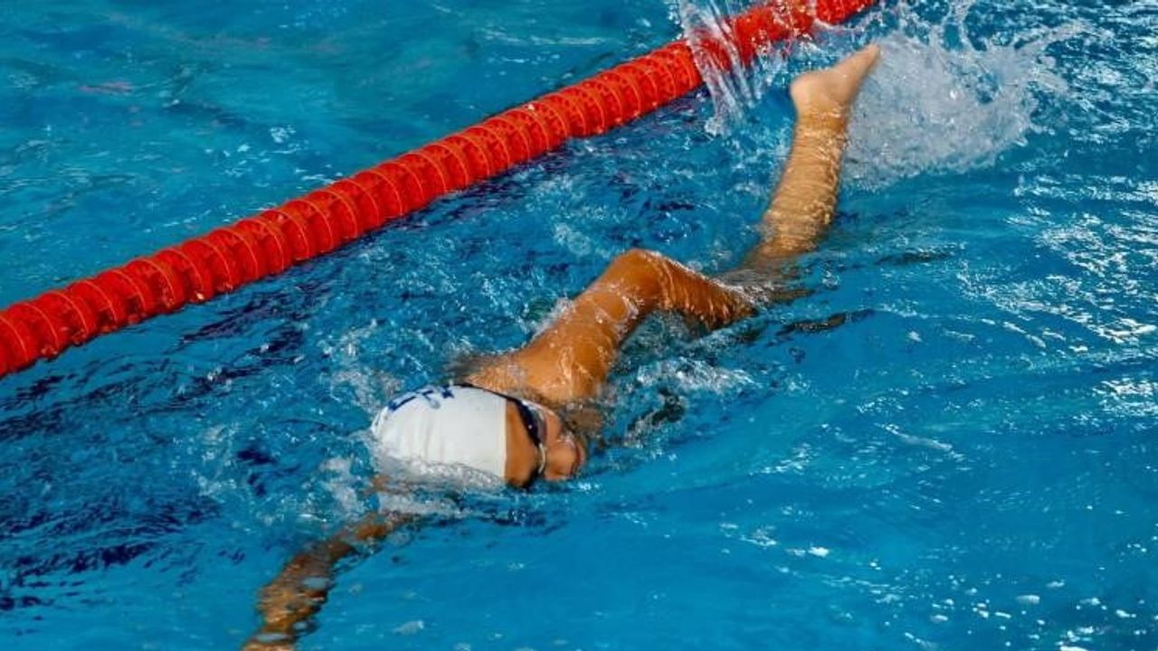 Yaz spor okullarıyla Bilecik'te çocuklara güvenli yüzme eğitimi