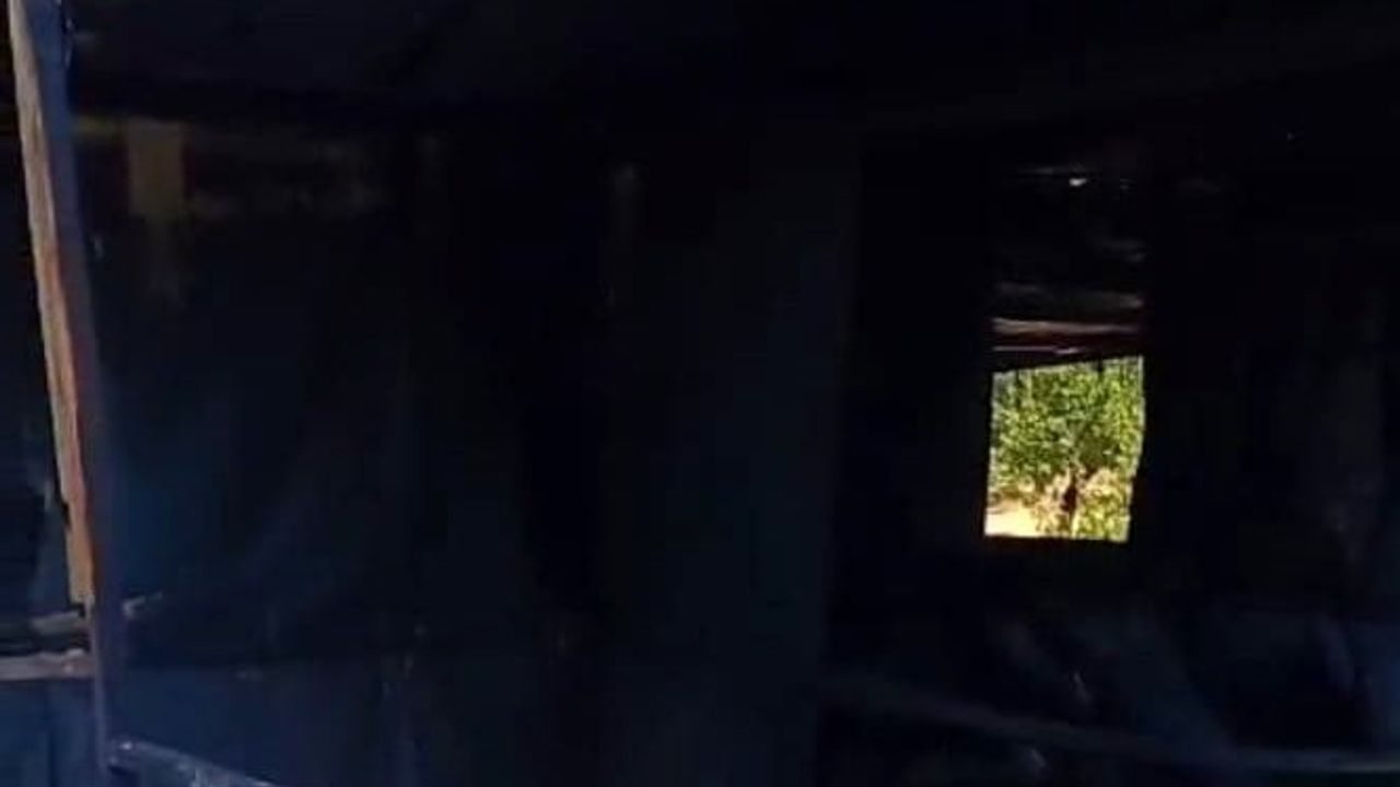 Yazıhan'da bahçedeki konteyner alevler sonucu kullanılamaz hale geldi