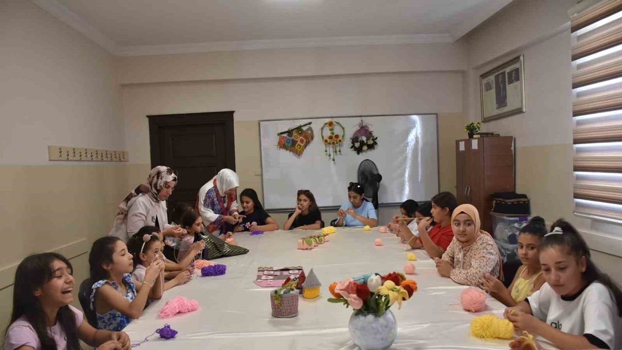 Yazın örgüyle buluşan minikler el emeğini öğreniyor