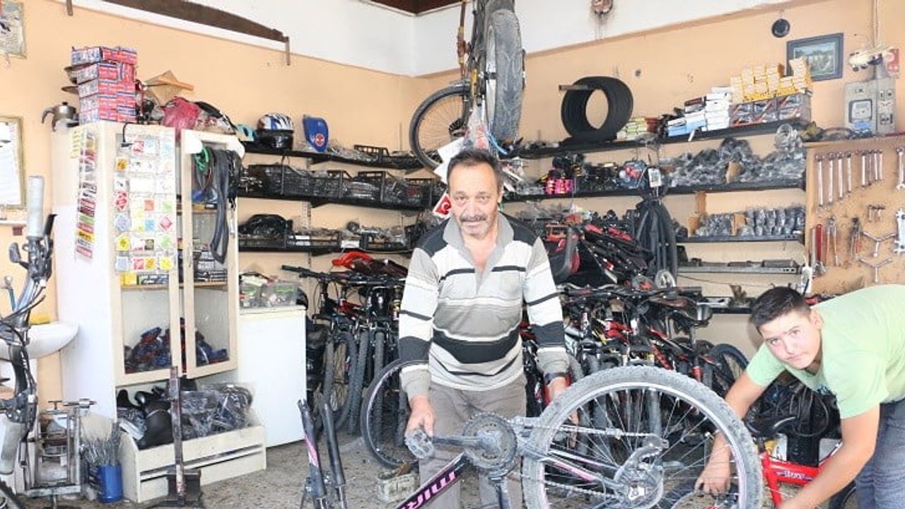 Yazın pedal sesleri: Erzincan'da bisiklet tamircilerinin mesaisi