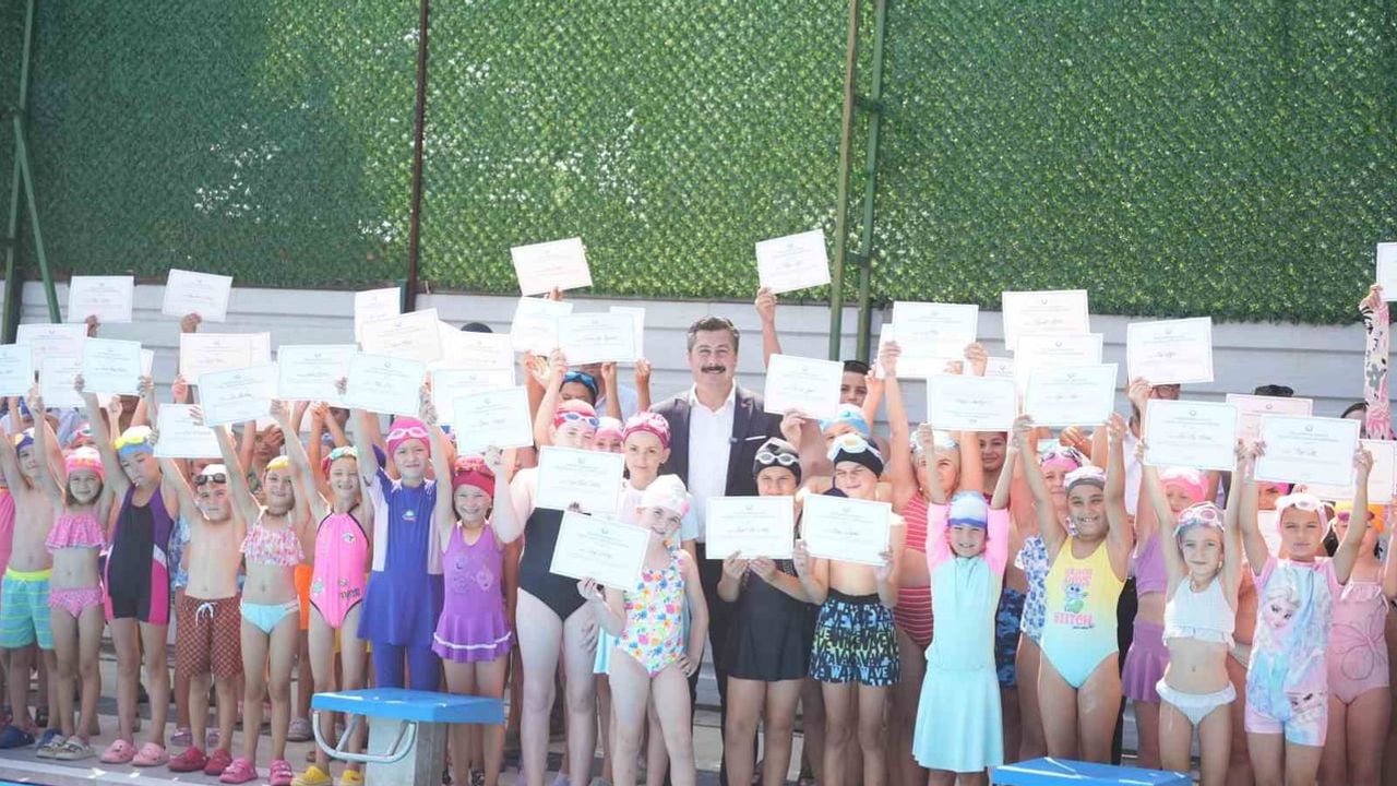 Yazın suyla buluşan 140 minik sporcu sertifikalarını aldı