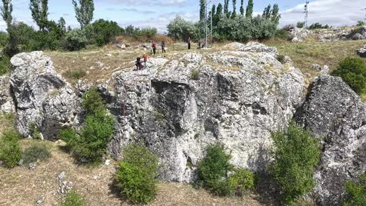 Yedi yaşındaki Deniz babasıyla birlikte sarp kayalara meydan okuyor