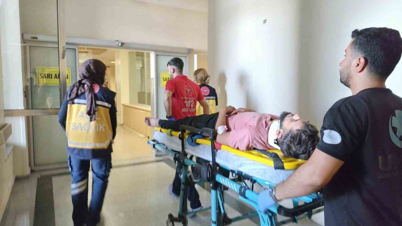 Yeni Mahalle'de iki otomobil çarpıştı: sürücü hastaneye kaldırıldı