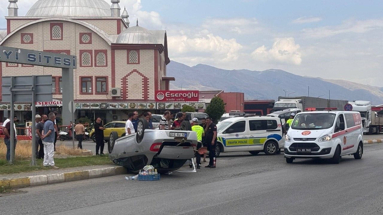 Yeni sanayi kavşağında kontrol kaybı: otomobil takla attı, iki yaralı