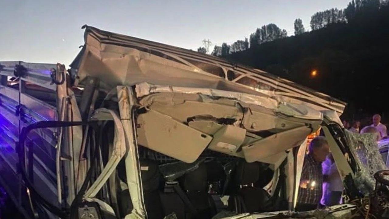 Yenibaşlar mevkiinde pikap kamyona çarptı, sürücü kurtarıldı