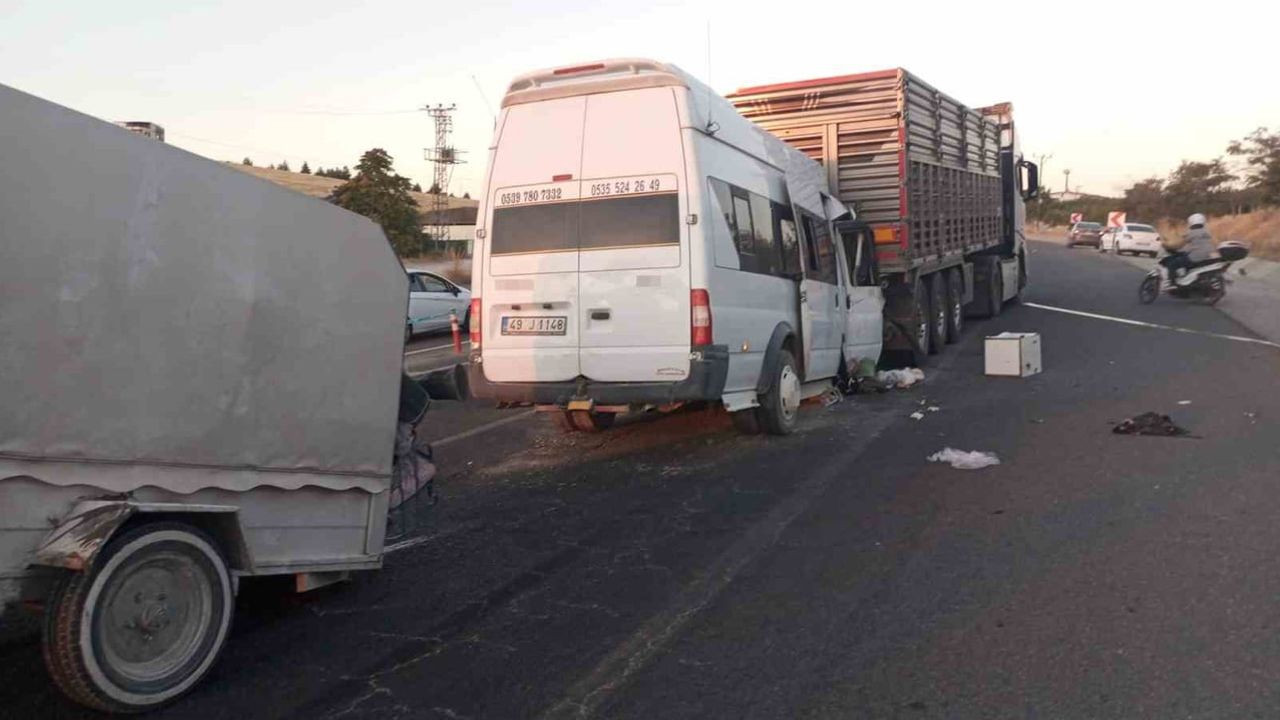 Yenice'de işçi minibüsü tıra çarparak altına girdi