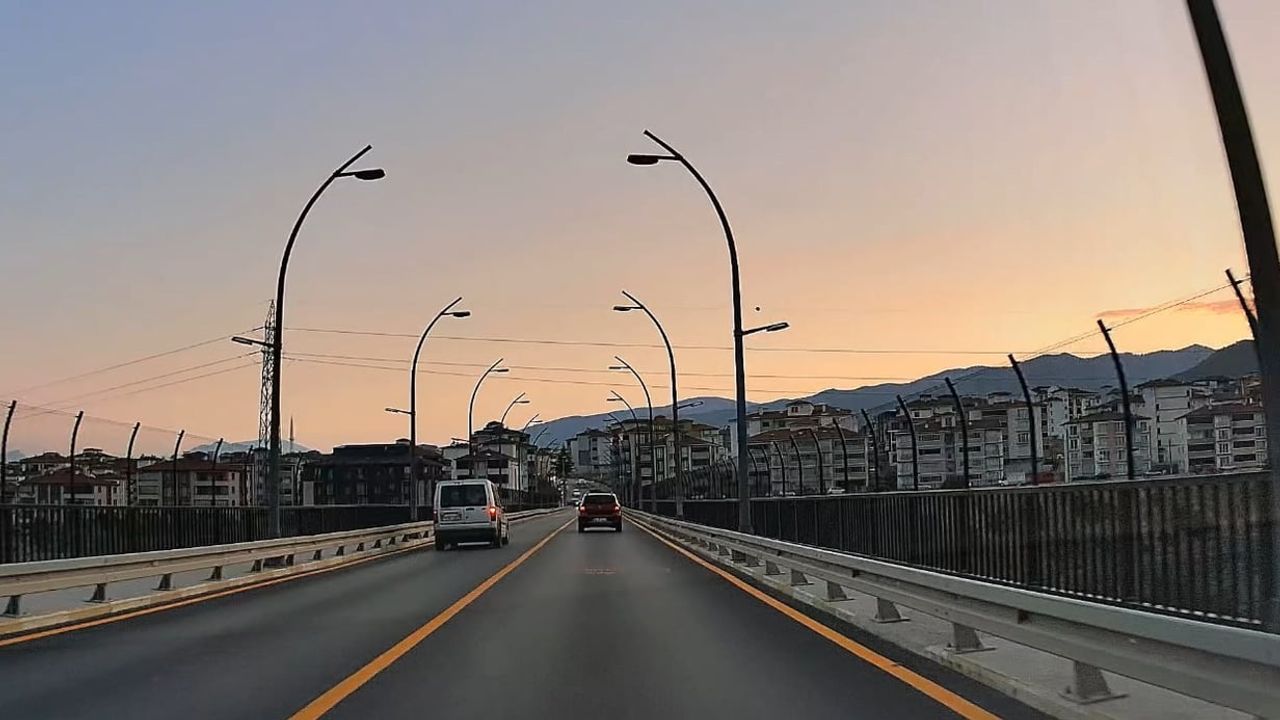 Yenice-Zonguldak yolunda son anda önlenen çarpışma kamerada