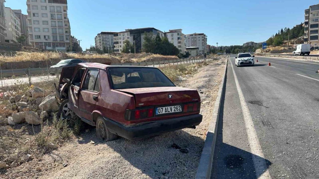 Yenikent'te direksiyon hakimiyetini kaybeden sürücünün aracı şarampole girdi