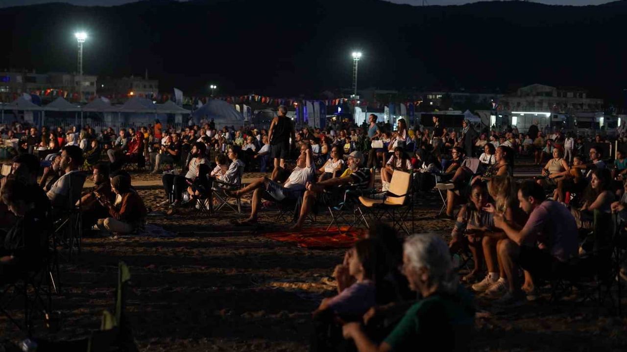 yeniköy sahilinde gökyüzü ve çevre buluşması: 25 bini aşkın kişi perseid'i izledi
