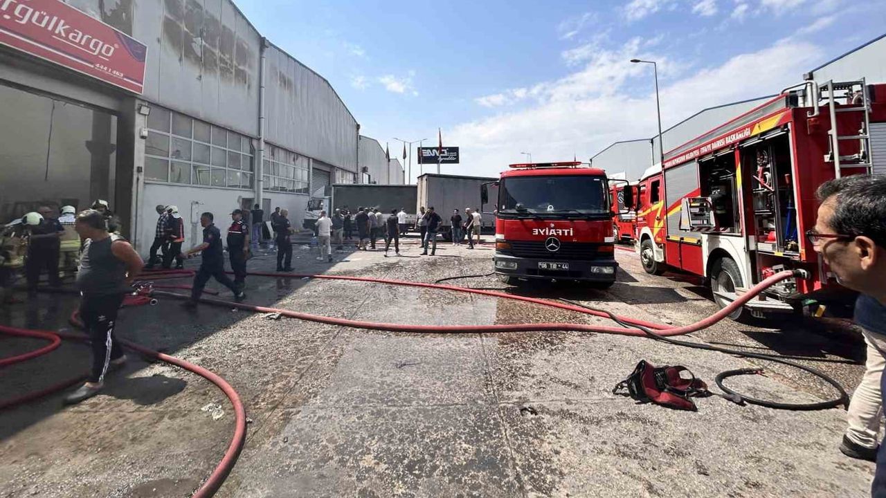 Yenimahalle'de Dempa'daki kargo deposu yangını kontrol altına alındı