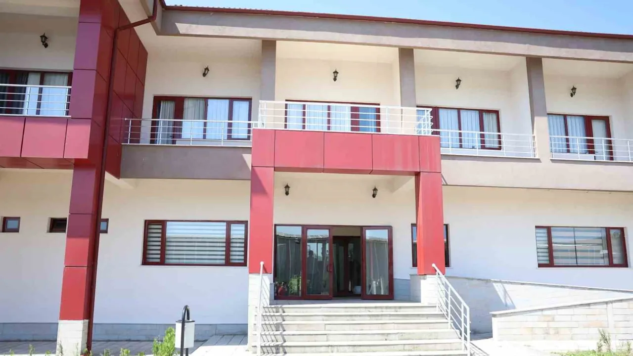 Yerel kaynaklarla yenilenen Karayolları misafirhanesi Kaynaşlı'da açıldı