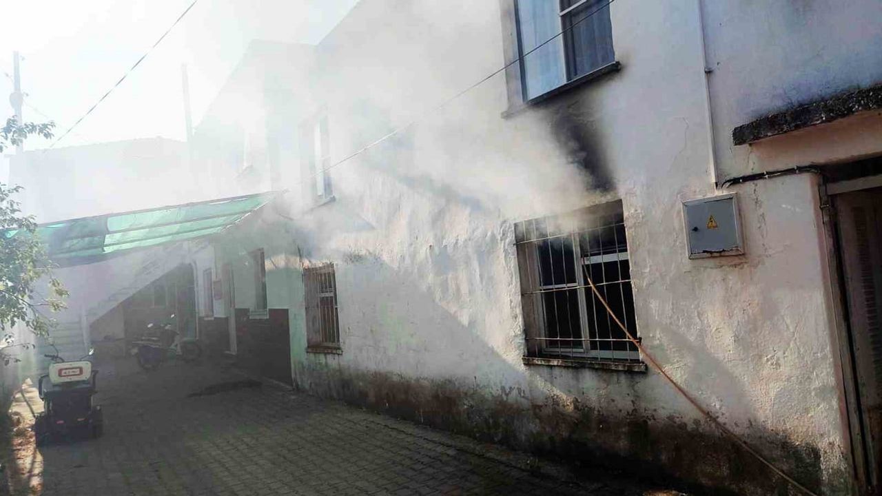 Yerkesik'te ütü unutuldu, odadaki eşyalar yangında zarar gördü