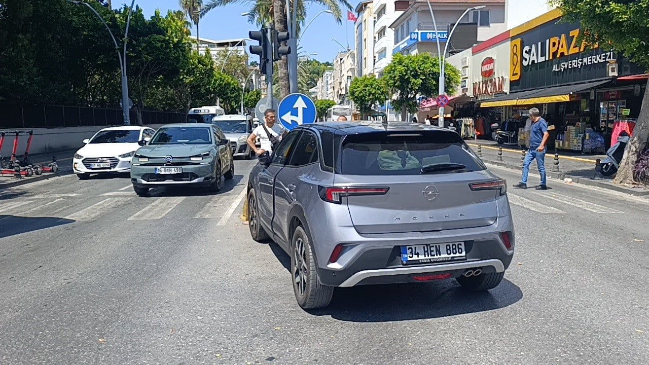 Yeşil ışıkta hareket eden araç refüje çarptı, sürücü yaralandı