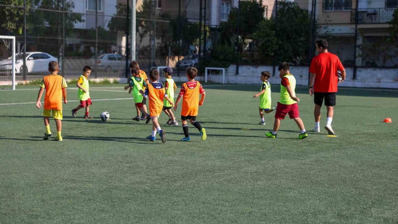 Yeşil sahada büyüyorlar: Efeler'de minik futbolcular geleceğe hazırlanıyor