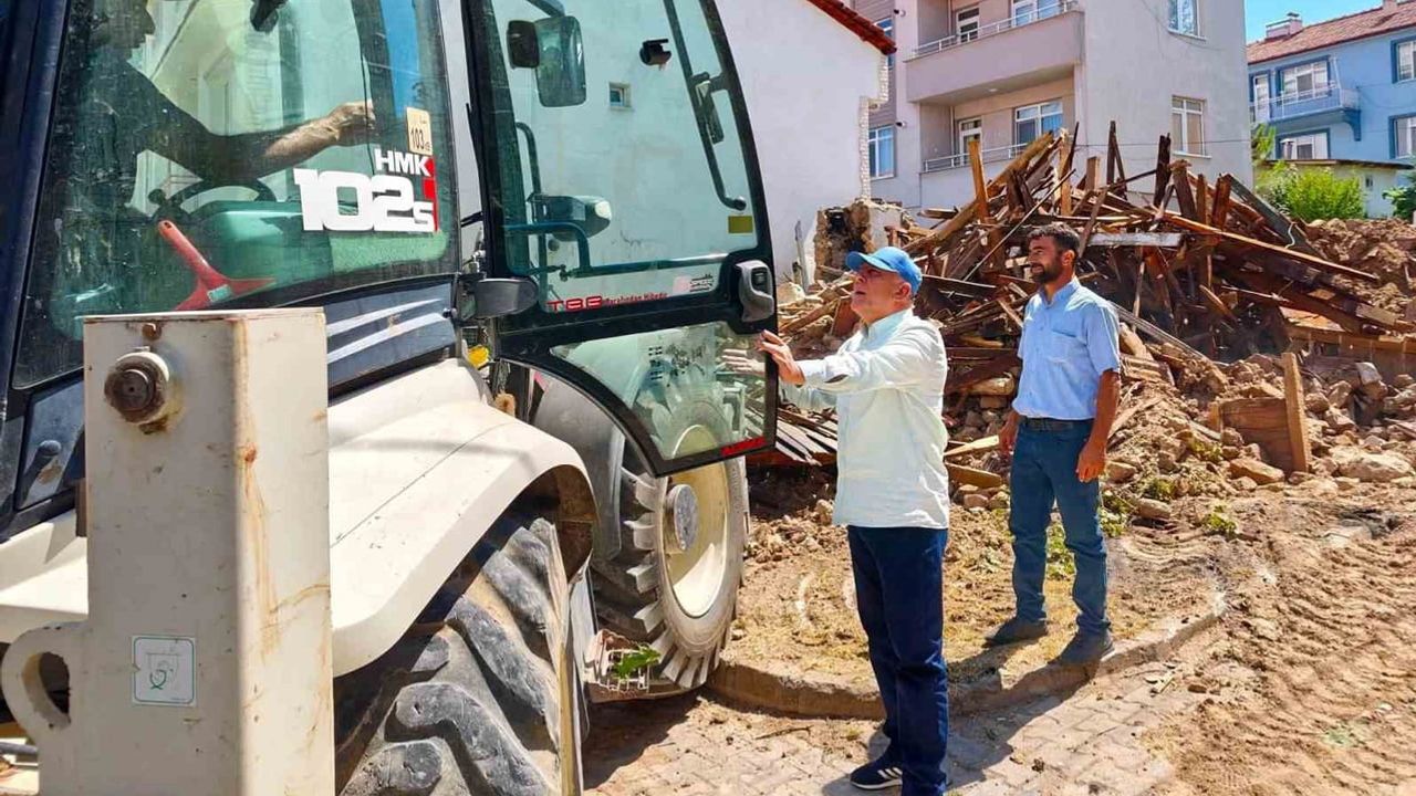 Yeşilhisar’da tehlike oluşturan metruk bina kontrollü yıkımla kaldırıldı
