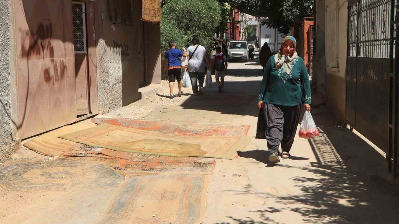 Yeşilyurt mahallesinde yollar çileye döndü, halk halı serip yolu suladı