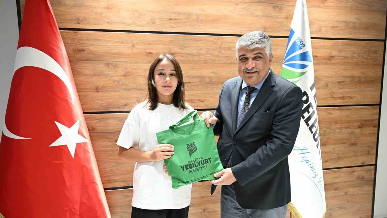 Yeşilyurt'ta öğrencilerin başarı yolculuğuna belediye desteği