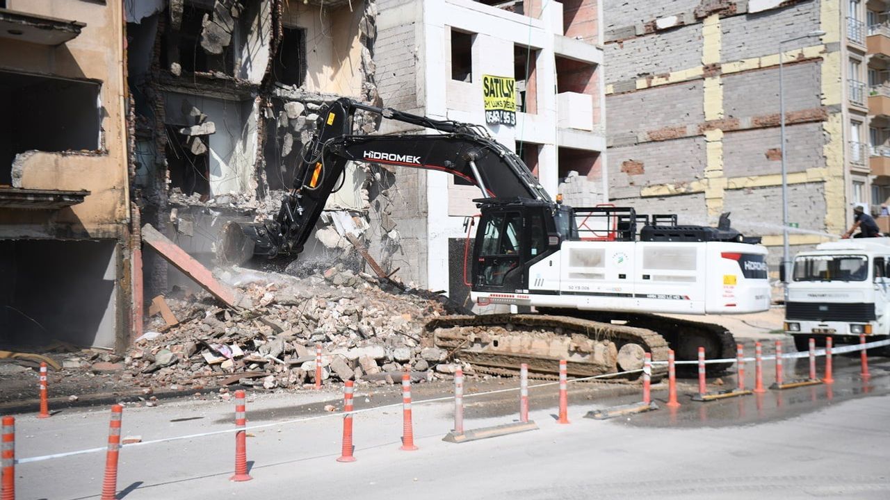 Yeşilyurt’ta terminal caddesi’ndeki metruk ev kontrollü şekilde yıkıldı