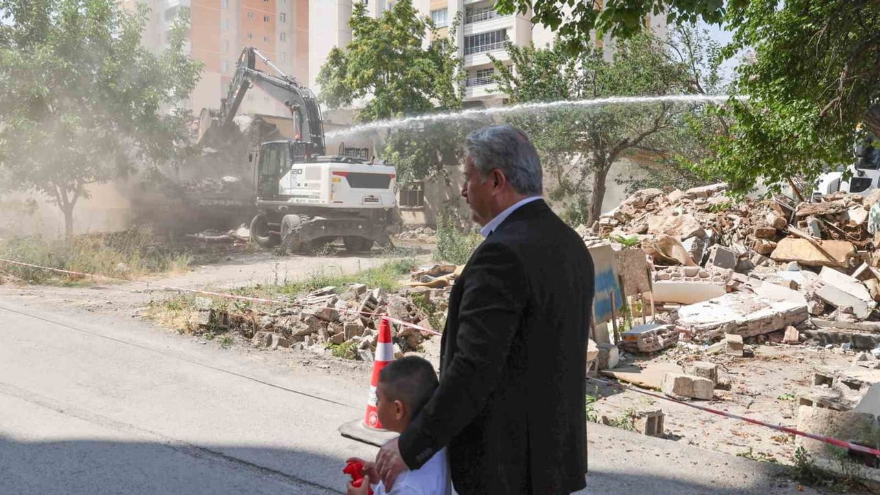 Yıldırım Beyazıt’ta boşalan alan parka dönüşüyor: 9 gecekondunun yıkımı tamamlandı